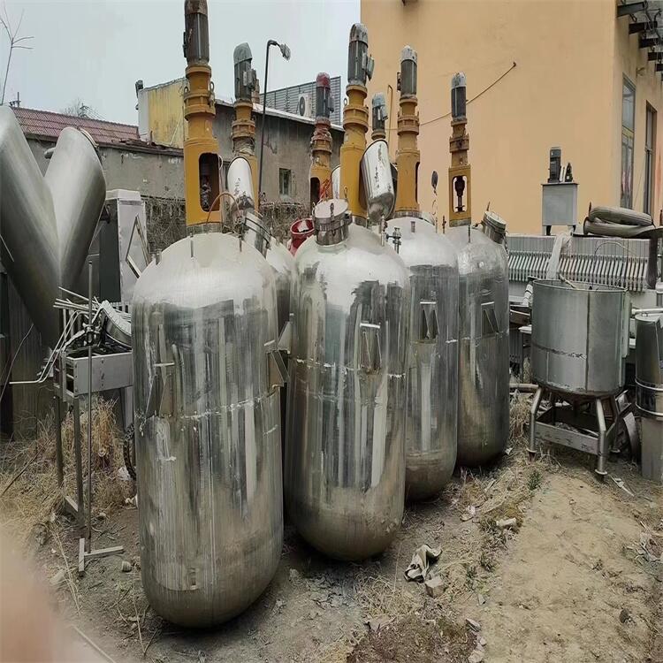 济宁着急出售二手6吨不锈钢盘管保温搅拌罐,3000L搪瓷反应釜